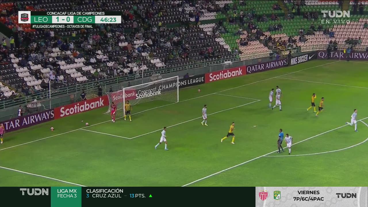 ¡Dan señales de vida! José Vargas logra el cabezazo que va a un lado