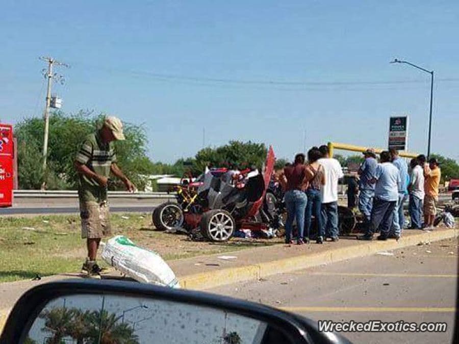 De acuerdo a reportes locales, el auto acababa de ingresar al país, recorría la autopista a alta velocidad cuando el conductor perdió el control y sufrió varias vueltas de campana.