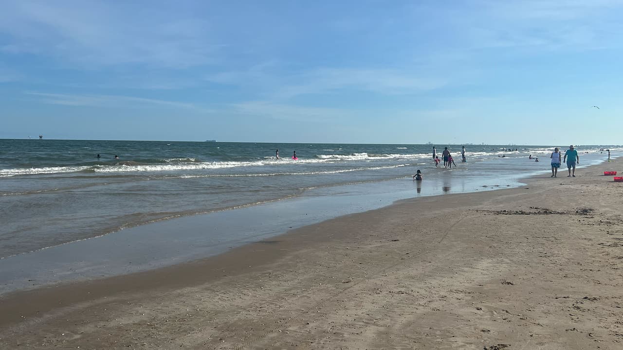 Por lo general, no hay muchas olas y es agua cálida y tranquila para los más pequeños. Sin embargo, se recomienda verificar que no haya bandera roja o amarilla.