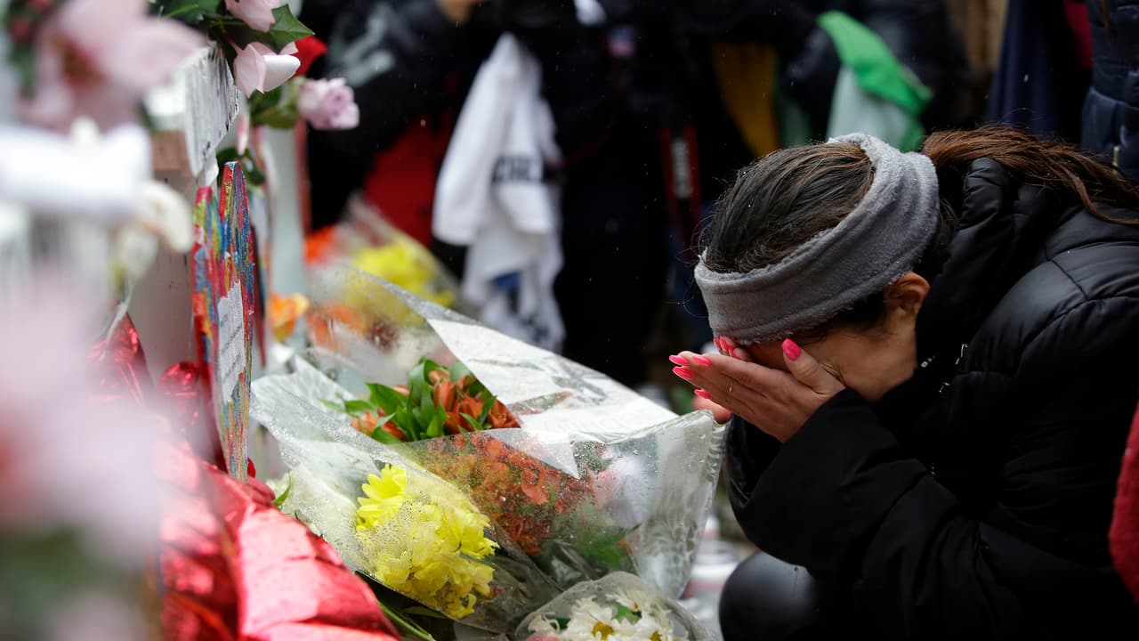 <h3 class="cms-H3-H3">Tiroteo masivo en Aurora, Illinois</h3>
<br>
<a href="https://www.univision.com/local/chicago-wgbo/policia-mato-a-sospechoso-de-tiroteo-en-aurora-que-dejo-a-5-policias-heridos-y-5-personas-muertas">Cinco personas murieron y cinco fueron heridas</a> luego de que un hombre abriera fuego contra trabajadores dentro de las instalaciones de la empresa Henry Pratt, en Aurora, Illinois, el 15 de febrero de 2019.
<br>
<br>Luego de que el agresor fuera abatido, las autoridades indicaron que las cinco víctimas fatales eran compañeros de trabajo del hombre que abrió fuego, quien habría sido despedido antes de cometer el crimen. Además, las cinco personas heridas, fueron oficiales del Departamento de la Policía de Aurora.