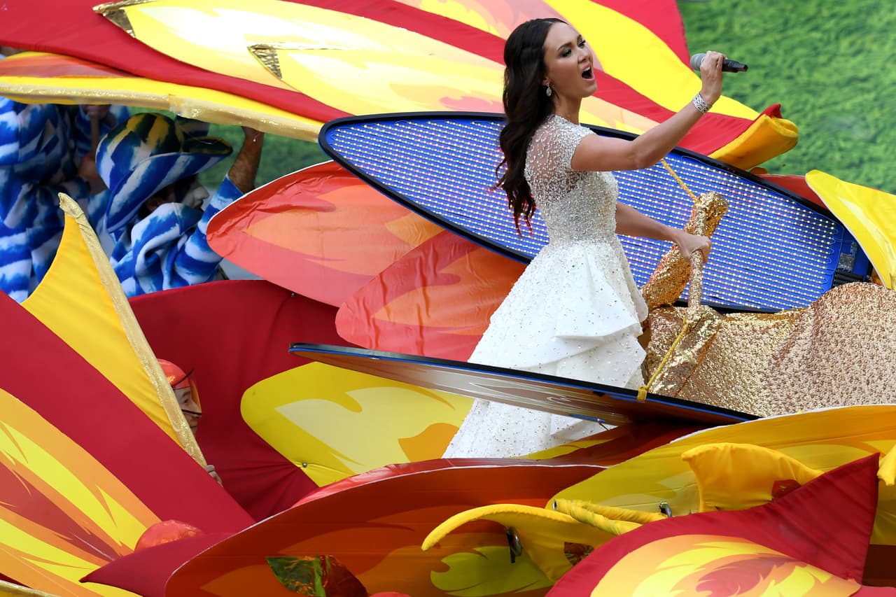 Una tenor rusa también apareció en el escenario durante la presentación, envuelta por el mismo colorido de la inauguración.