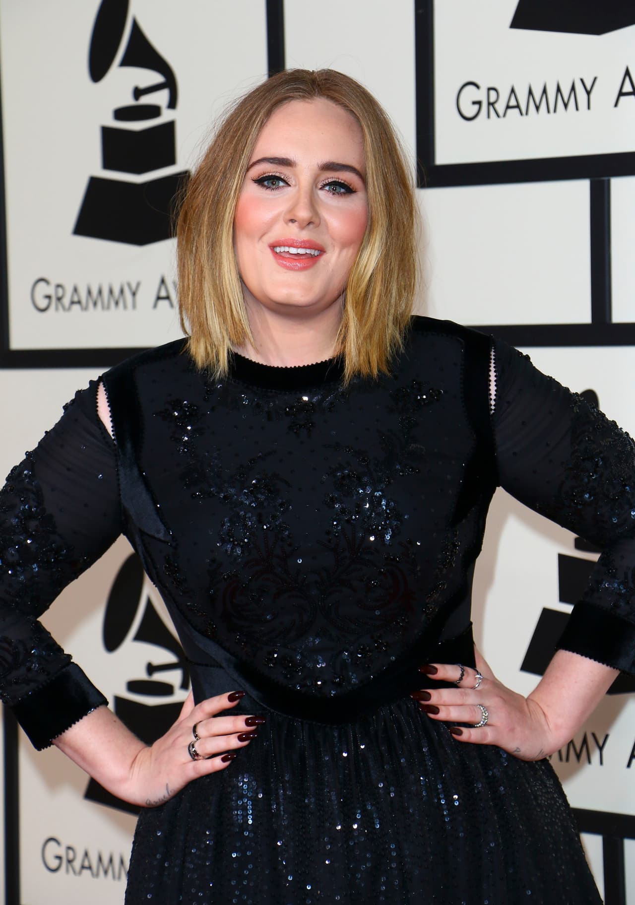Adele sufrió durante su presentación en los Grammy por las fallas en los micrófonos que la hicieron sonar desafinada.
