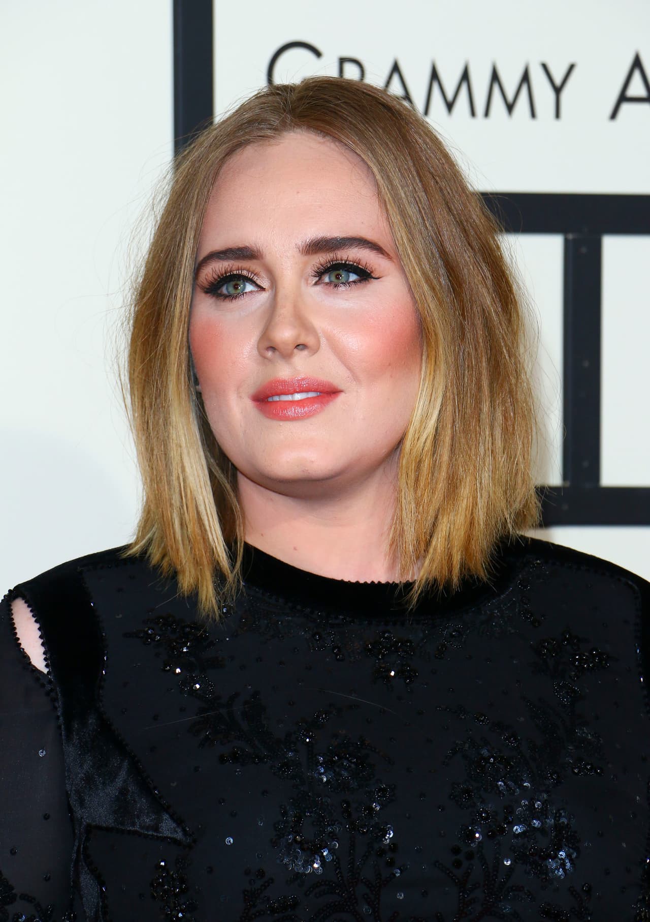 Pero tras este terrible momento sobre el escenario, la cantante se relajó de la mejor manera.