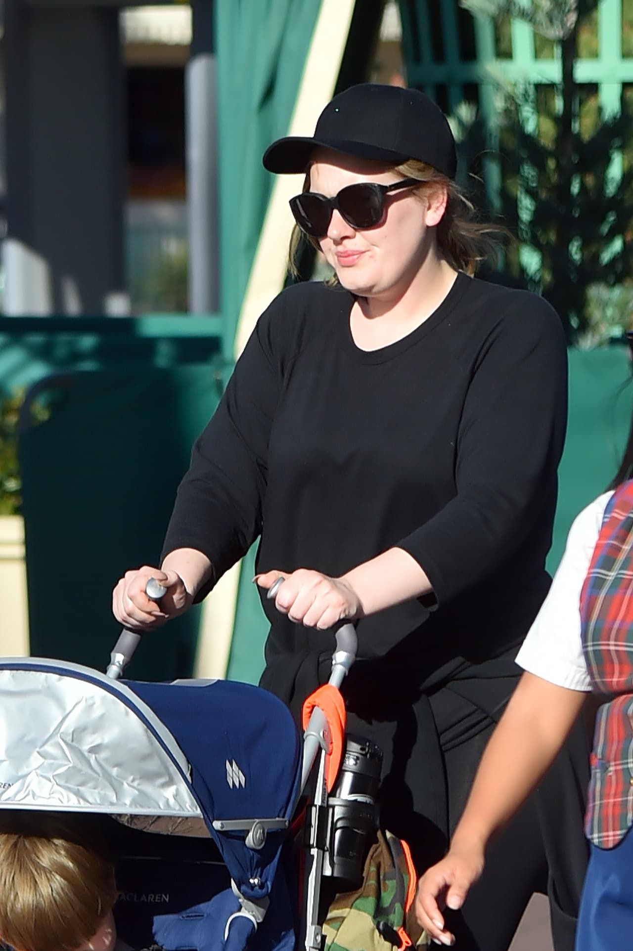 Adele optó por un look muy discreto y casual.