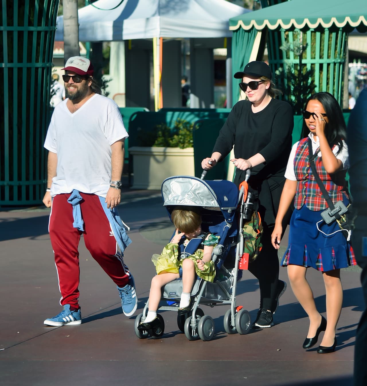 Cero maquillaje, gafas obscuras y ropa deportiva.