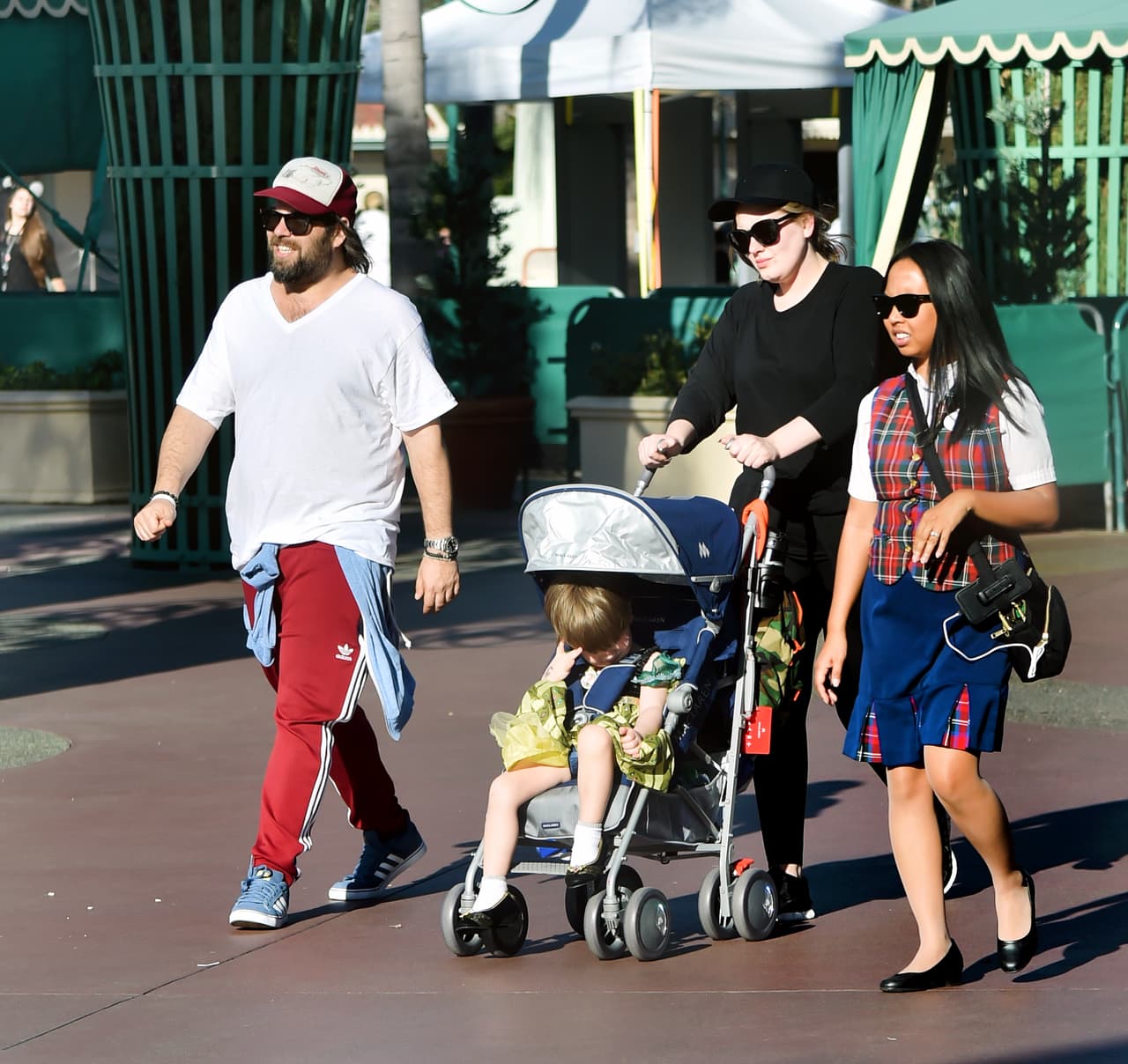 Los paparazzi la captaron de paseo por Disneyland en Anaheim.