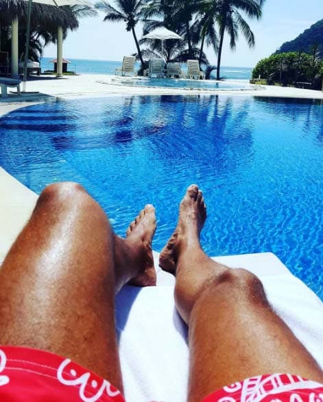 ¡Nuestro querido Raúl Araiza sí que sufrió en su fin de semana! Él aprovechó lo último del verano en una hermosa playa de México.