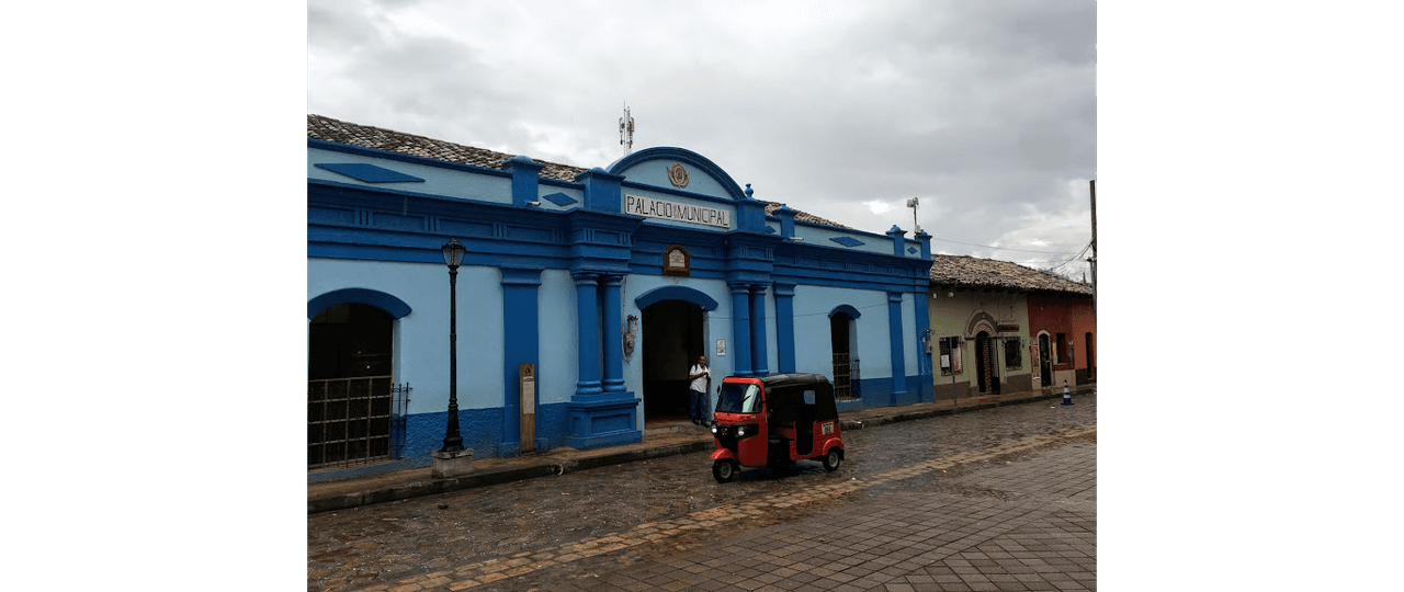 El municipio de Gracias cuenta con 55,000 habitantes, de los cuales 22,000 viven en el pueblo y tiene un presupuesto anual de aproximadamente $2 millones, según el alcalde.