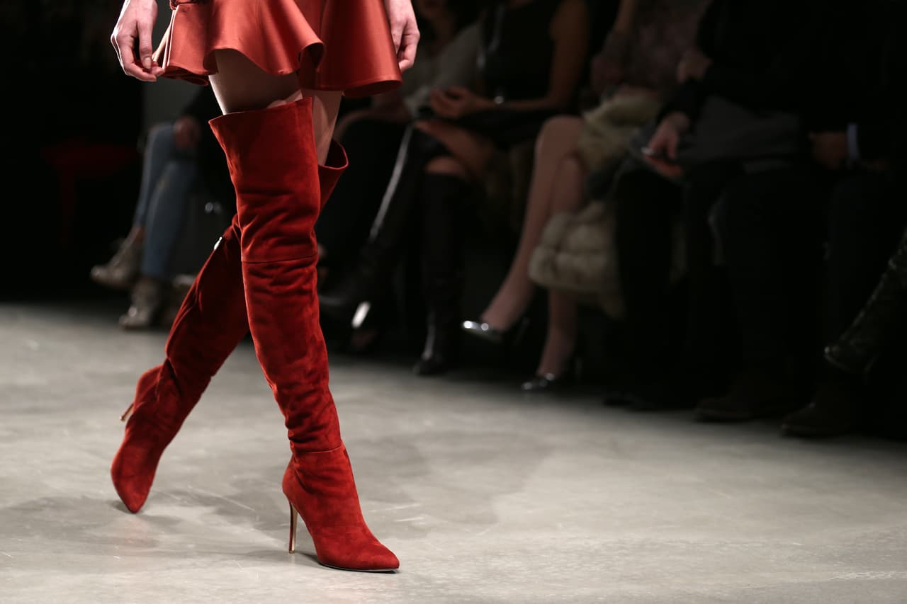 Por Angélica Gallón S.| Las botas sobre la rodilla (conocidas en inglés como thigh high boots) suelen ser sinónimo de seducción, por eso muchas temen usarlas. Pero en esta primavera, la moda parece sacudirse de los recatos y hacer que esta sea una prenda fácil y versátil. Diez ideas fashionistas que capturamos en la calle para que te inspiren a llevarlas.