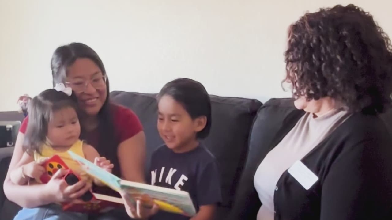 Lectura a niños pequeños crea vínculos y creatividad, demuestra programa de Arizona