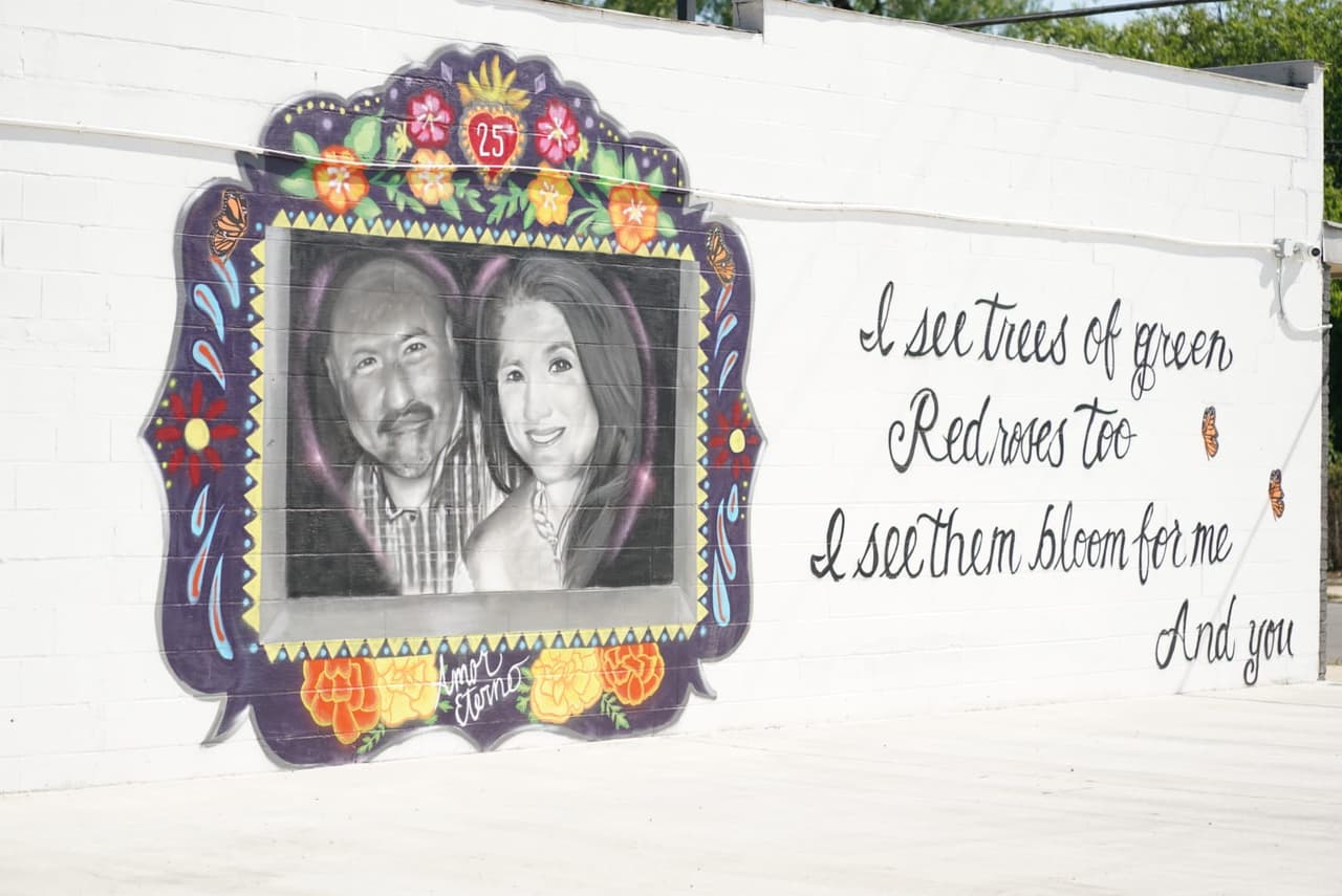 Joe García, el esposo de Irma García, una de las dos maestras asesinadas a tiros en la escuela Robb Elementary de Uvalde, también fue incluido en el mural. 
<br>
<br>Joe murió de un informato días después que supiera del asesinato de su pareja.