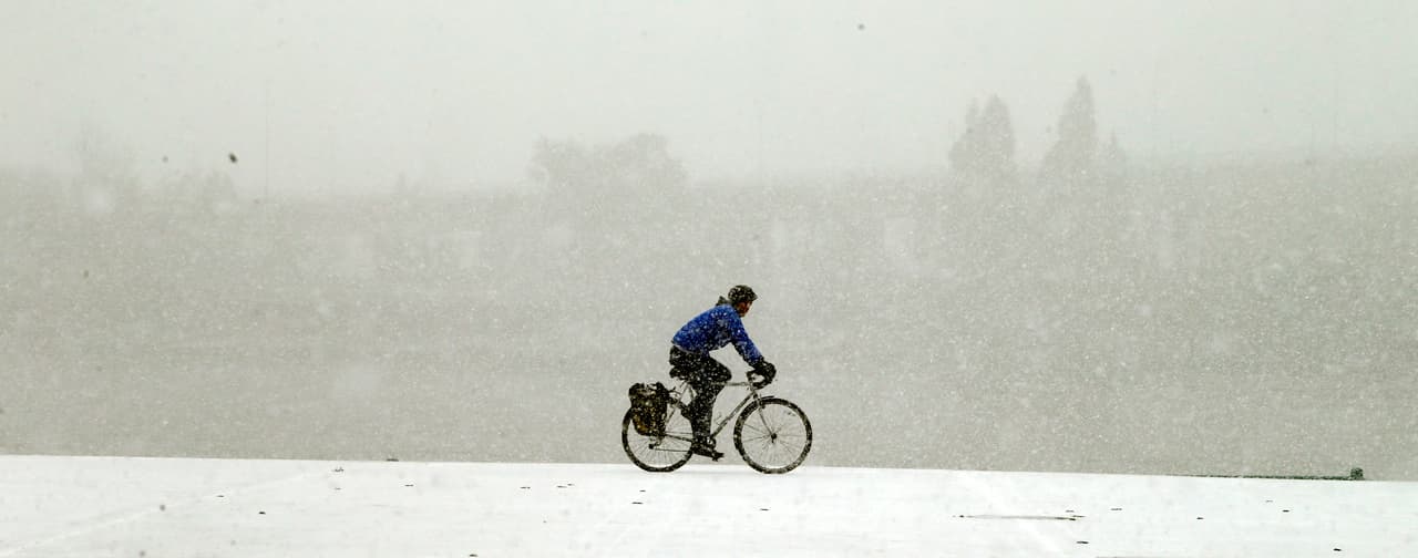 Se espera que la tormenta recorra todo el país de costa a costa. Las autoridades han advertido ya de las consecuencias a los habitantes de los estados de Washington y Oregon, ante la posibilidad de fuertes nevadas. En la imagen, un ciclista por una calle bajo la nieve este jueves en Portland, Oregon.