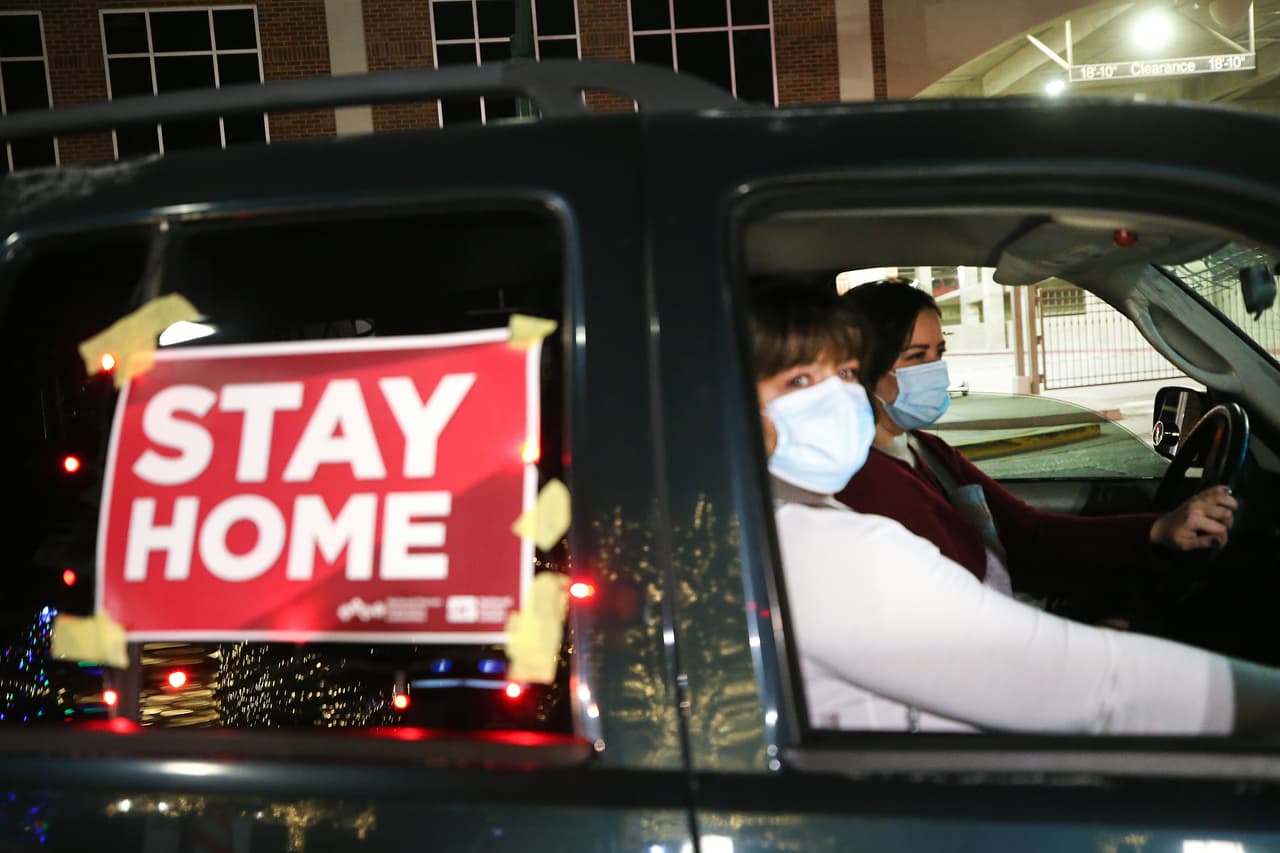 Texas es el segundo estado con más muertes por el coronavirus (20,575), detrás de Nueva York (34,234). En la foto, un cartel donde se lee ‘quédate en casa’, visto en una caravana de enfermeras llamando a la población a protegerse del aumento de los contagios en El Paso. 16 de noviembre.