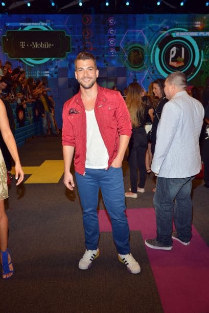 Como siempre, el talento de Univision llegó en grande a la alfombra de Premios Juventud. El azul, los colores vivos y la moda veraniega predominó.