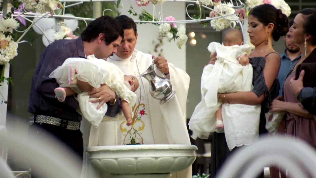 Joaquín no pudo conocerlas desde que nacieron porque estaba huyendo de la DEA y la Marina, tuvo que esperar a que se calmaran las aguas para verlas y bautizarlas.