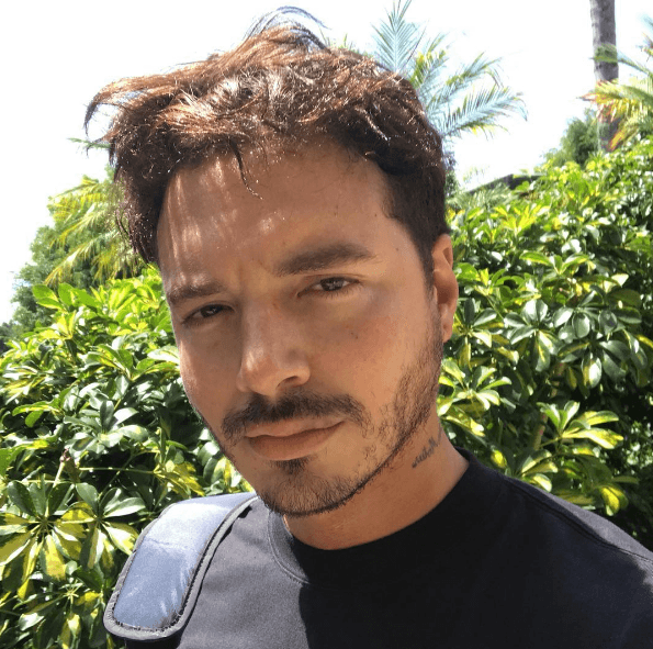 J Balvin que está 
<a href="http://www.univision.com/especiales/latin-grammy/lista-completa-de-nominados-a-latin-grammy-2016" target="_blank">nominado a Mejor Álbum de Música Urbana</a> compartió esta foto con la frase: "Yo no puedo pretender ser lo que no soy , ni tampoco soy lo que tengo porque el día que no tenga no sería nada. Solo soy".