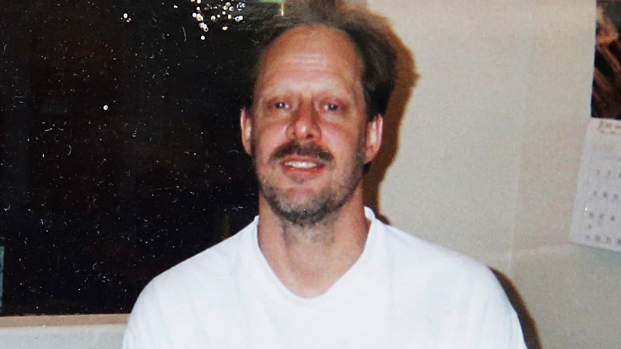 Paddock residía en Mesquite, Nevada, junto a su novia Marilou Danley, quien también era buscada por las autoridades. El hermano de Paddock mostró su desconcierto por lo ocurrido y dijo no entender cómo su hermano podría haber cometido esta masacre. 
<b><a href="https://www.univision.com/shows/primer-impacto/stephen-paddock-era-contador-le-gustaba-apostar-y-vivia-en-un-vecindario-muy-tranquilo-video" target="_blank">Mira aquí. </a></b>