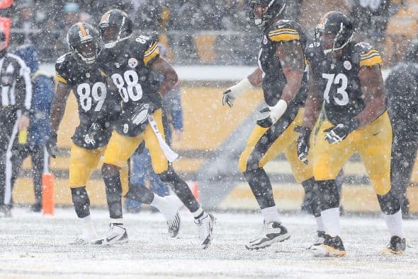 Los fanáticos de los Dolphins ya no hablan de la controversia Incognito/Martin, ni si Ireland o Philbin estarán con el equipo en el 2014, sino que pasan horas calculando… ¡porque tenemos chance de ir a los playoffs! Al principio de la temporada, y sobre todo, después de perder -casi deshonrosamente- contra Tampa Bay y Buffalo, los comentarios sobre Miami eran negativos. Qué si las novatadas, qué si Tannenhill, qué si el running game, qué si la línea ofensiva, que si… qué se yo… Pero ahora, las cosas han cambiado y solo se mencionan las posibilidades que tenemos de jugar en enero. ¡Ay, bendito! Bueno, después de este encontronazo con los portadores de las terribles toallas amarillas, donde salimos vencedores … por media pulgada… 34-28, ya todo me parece posible. Arriba Tannenhill (20 de 33, para 200 yds); arriba Wake and Odrich; arriba Thomas (105 yds, un TD en 16 acarreos); arriba Clay con sus dos TD y arriba Philbin, que mantiene el invicto en la revisión de las jugadas (obtuvo el cambio de “incomplete pass” a TD de Hartline). ¡Arriba, Dolphins, seguimos cuesta arriba!