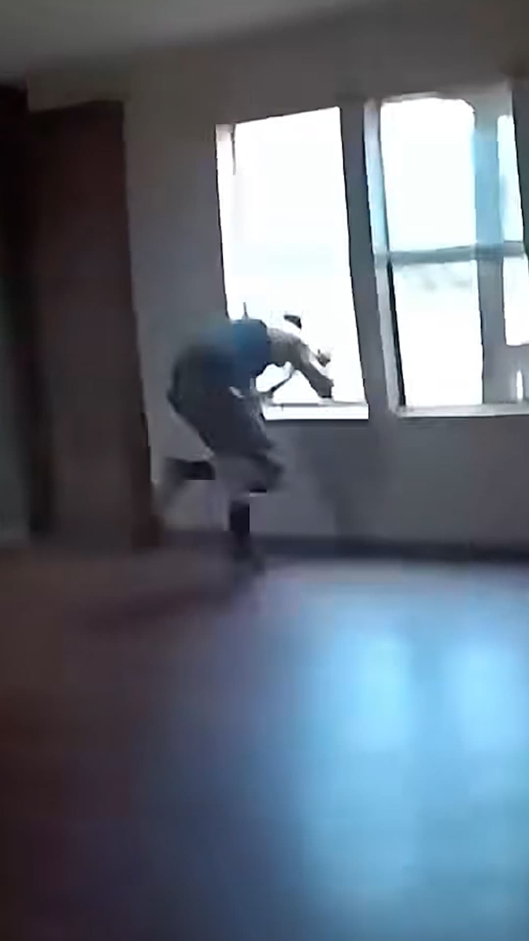 Un hombre atraviesa una ventana para escapar de la policía