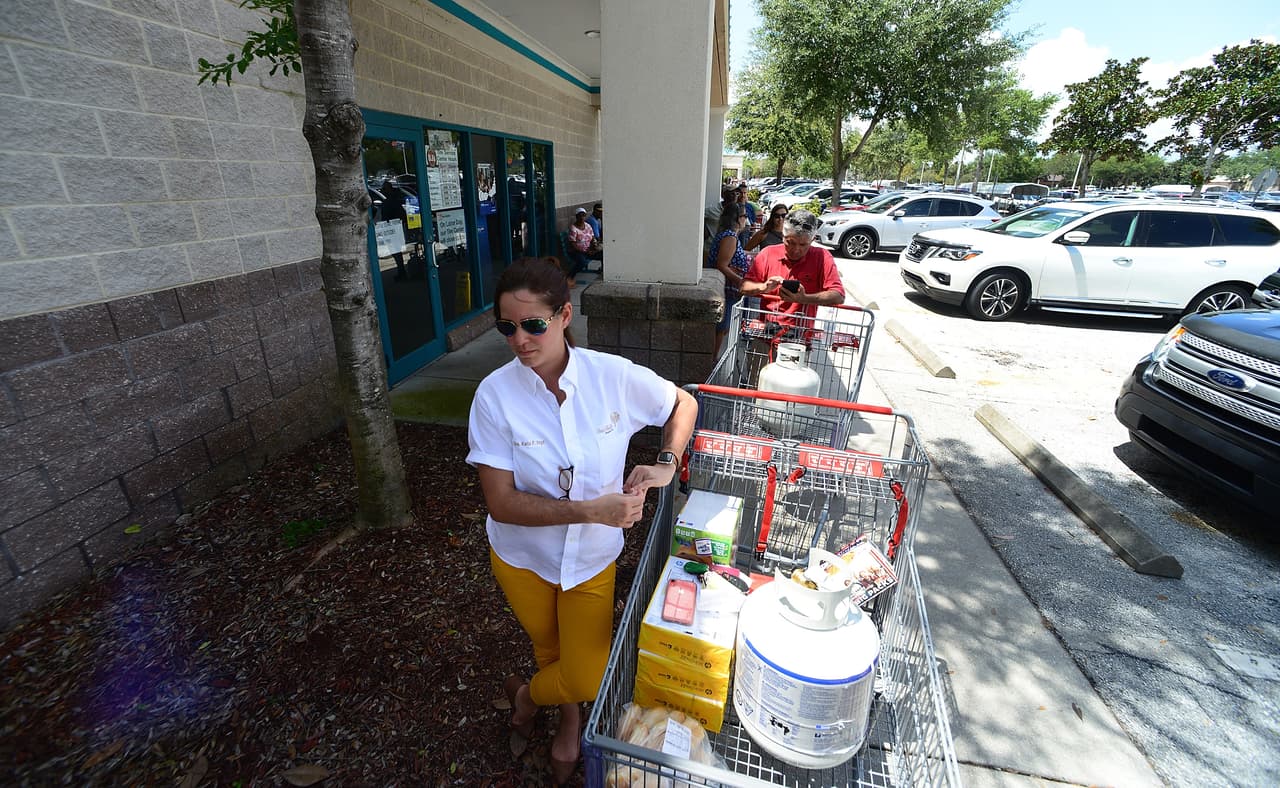 Residentes hacen fila para comprar gas doméstico en Orlando. El gobernador Ron DeSantis declaró el estado de emergencia el miércoles y pidió a los residentes a lo largo de la costa del estado que se abastescan de suministros para al menos siete días, especialmente alimentos y agua.