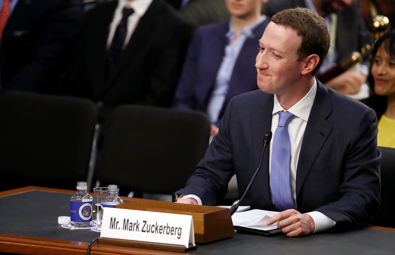 A la pregunta del senador Ed Marley sobre si estaba de acuerdo con una ley que exija la autorización del usuario para el uso de sus datos, similar a una en Europa, respondió que en principio está de acuerdo pero que “los detalles serían importantes” y “que 
<b>espera que puedan discutir nuevamente” este tema.</b>