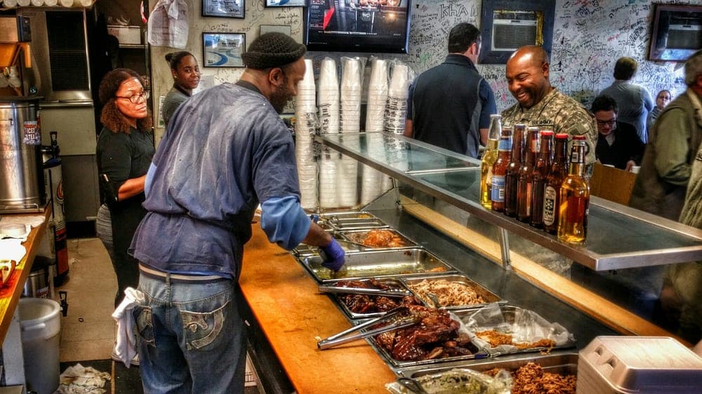 <b>Backyard BBQ Pit</b>
<br>Dirección: 5122 Nc Hwy 55. Durham, NC. 27713
<br>Teléfono: (919) 544-9911
<br>Sitio web: 
<a href="https://www.sweetribs.com/">https://www.sweetribs.com/</a> 
<br>
<b><a href="https://www.yelp.com/map/backyard-bbq-pit-durham">Cómo llegar</a></b>
<br>
<br>Backyard BBQ Pit es un destino muy conocido para los amantes de la barbacoa. Ha aparecido en Man vs Food y es famoso por sus deliciosas costillas, cerdo desmenuzado y otros favoritos al estilo sureño.