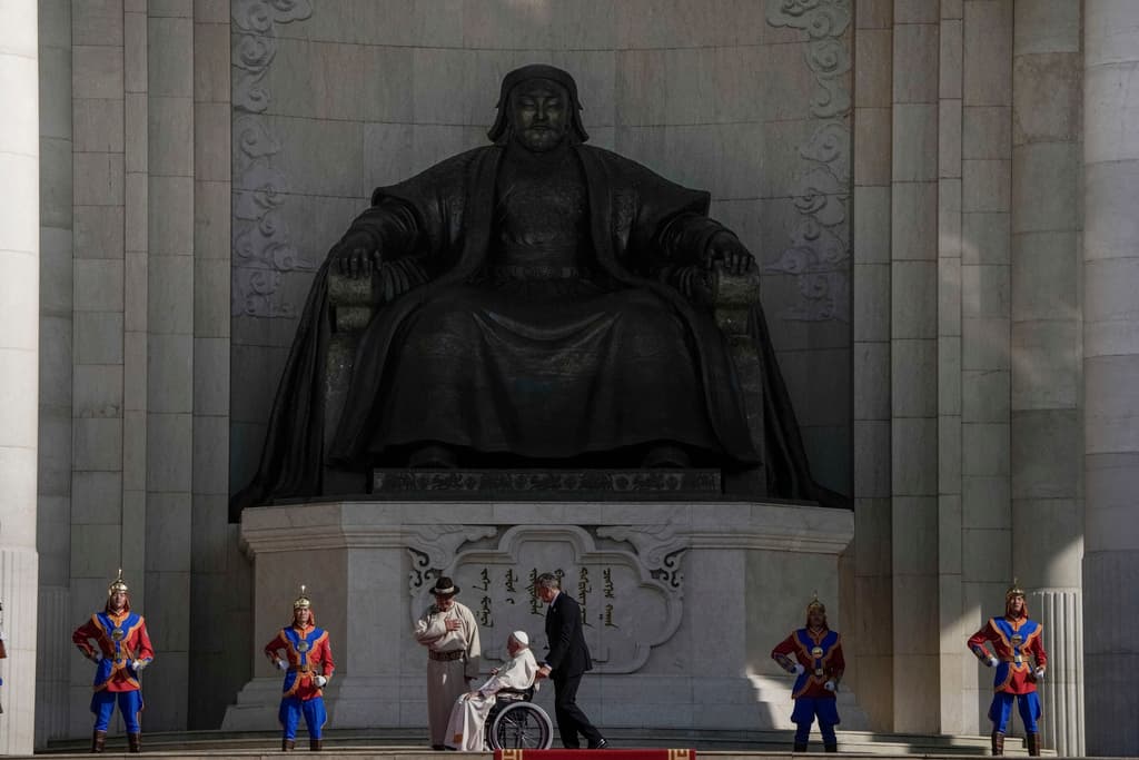 El presidente de Mongolia, Ukhnaagiin Khurelsukh (izquierda), y el Papa Francisco se reunieron en septiembre de 2023, frente a una gigantesca estatua del antiguo Khagan del Imperio Mongol Genghis Khan en la plaza Sukhbaatar de Ulán Bator.