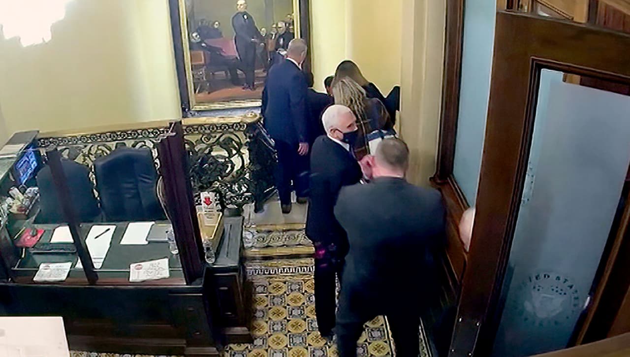 <b>El escape del vicepresidente</b>
<br>
<br>Cuando la turba estaba por superar a la policía del Capitolio y se disponía a entrar al edificio, las autoridades presentes en las salas fueron llevadas a lugares seguros. 
<br>
<br>Uno de los que tuvo que escapar rápidamente fue el exvicepresidente Mike Pence. En el asalto algunos manifestantes gritaban que Pence era responsable de que Trump no continuara en la presidencia.
<br>