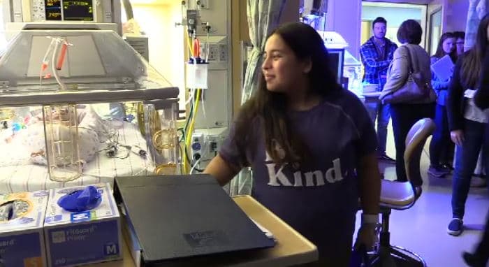 Ángela, dio a luz a gemelos.