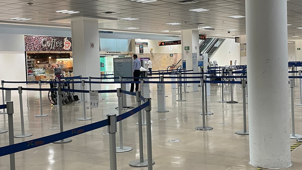 Aquí te mostramos como las aerolíneas siguen los nuevos protocolos de seguridad para evitar la propagación del coronavirus en EEUU.