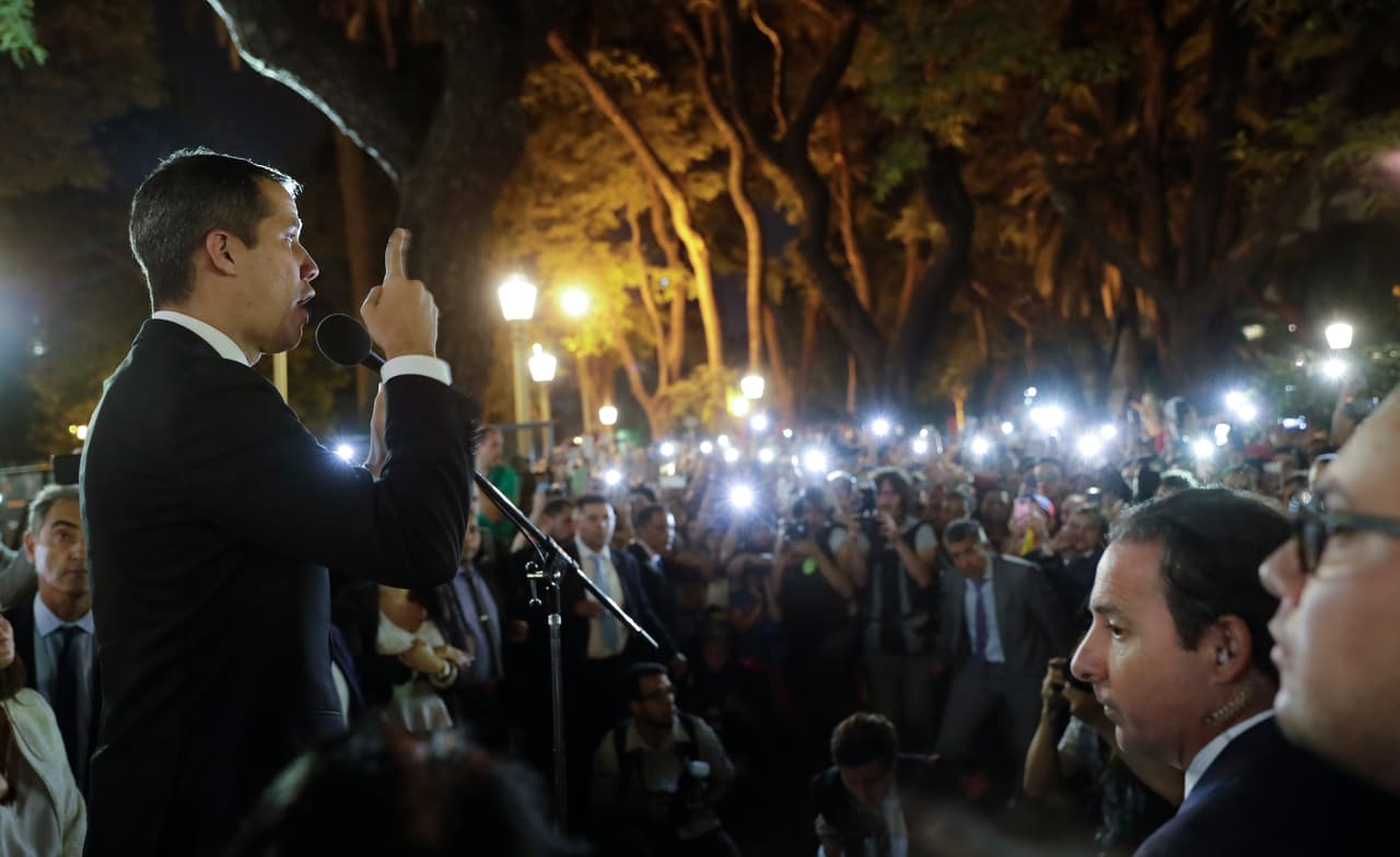 El presidente interino de Venezuela, Juan Guaidó, habla a sus simpatizantes frente a la cancillería en Buenos Aires, Argentina.