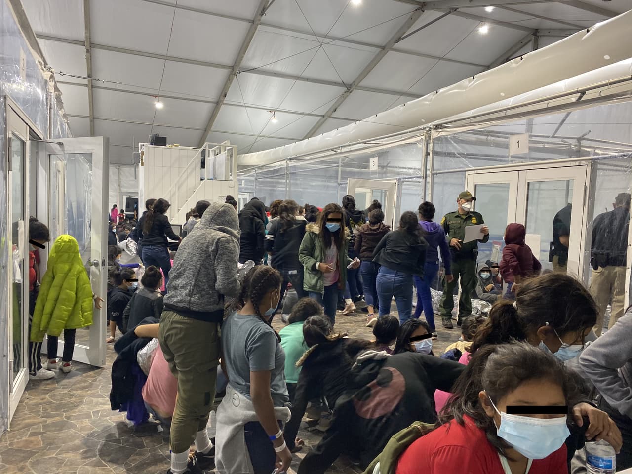 El representante por Texas Henry Cuellar compartió con Axios 
<a href="https://www.axios.com/photos-overcrowded-border-patrol-migrant-tents-0525a96b-0dc8-473f-b59c-38b0b3e52760.html"><u>una serie de fotos de la instalación temporal para menores no acompañados en Donna, Texas</u></a>. Las imágenes muestran a decenas de personas aglomeradas en un espacio reducido, algunos manteniéndose calientes con cobijas térmicas.
<br>