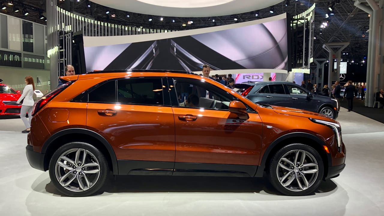<h3 class="cms-h3-H3">Hmmm: Cadillac XT4 2019</h3>
<br>
<br>La nueva 
<b>Cadillac XT4 </b>es la primera SUV compacta de Cadillac. Cumple con
<b> todos los requisitos</b> para ser un Cadillac moderno y es una hermosa camioneta por derecho propio. Lo que aún no podemos asegurar es que sea lo suficientemente especial para competir en la violentamente disputada categoría donde competirá, donde se encuentra el vehículo en la siguiente imagen. ¿Qué creen ustedes?