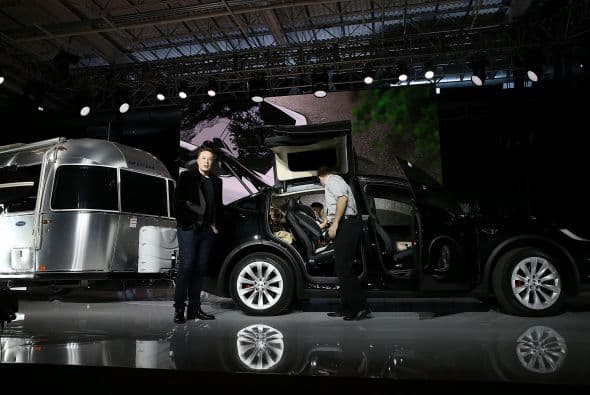 Por ahora, el SUV eléctrico de Tesla se ofrecerá con dos configuraciones mecánicas. La primera será el Model X 90D, que equipa dos motores eléctricos de 259 caballos de potencia (uno en cada eje) capaz de acelerar de 0 a 60 millas por hora en 4.8 segundos con un rango estimado de 257 millas y un consumo de 90 mpg en ciudad y 94 mpg en carretera. El más poderoso es el X P90D, cuenta con un propulsor de 259 hp en el eje delantero sumado a otro de 503 hp en el tren trasero, y 713 libras-pie de torque combinados. Esta variante, equipada con el paquete opcional “Ludicrous Speed”, puede alcanzar las 60 mph en tan solo 3.2 segundos, una cifra que lo sitúa en el SUV más rápido del planeta.
