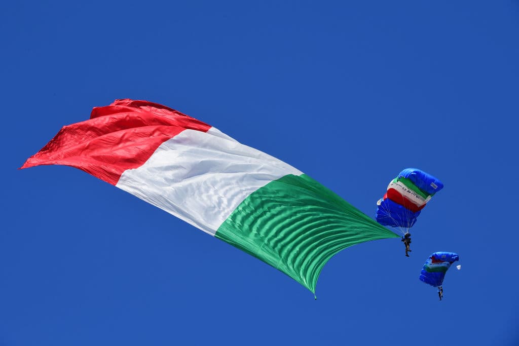 Lewis Hamilton se lleva el Gran Premio de la Toscana, sumando su sexta victoria de la temporada y la número 90 de su trayectoria. La carrera se vio accidentada por el Safety Car, provocando banderas rojas.