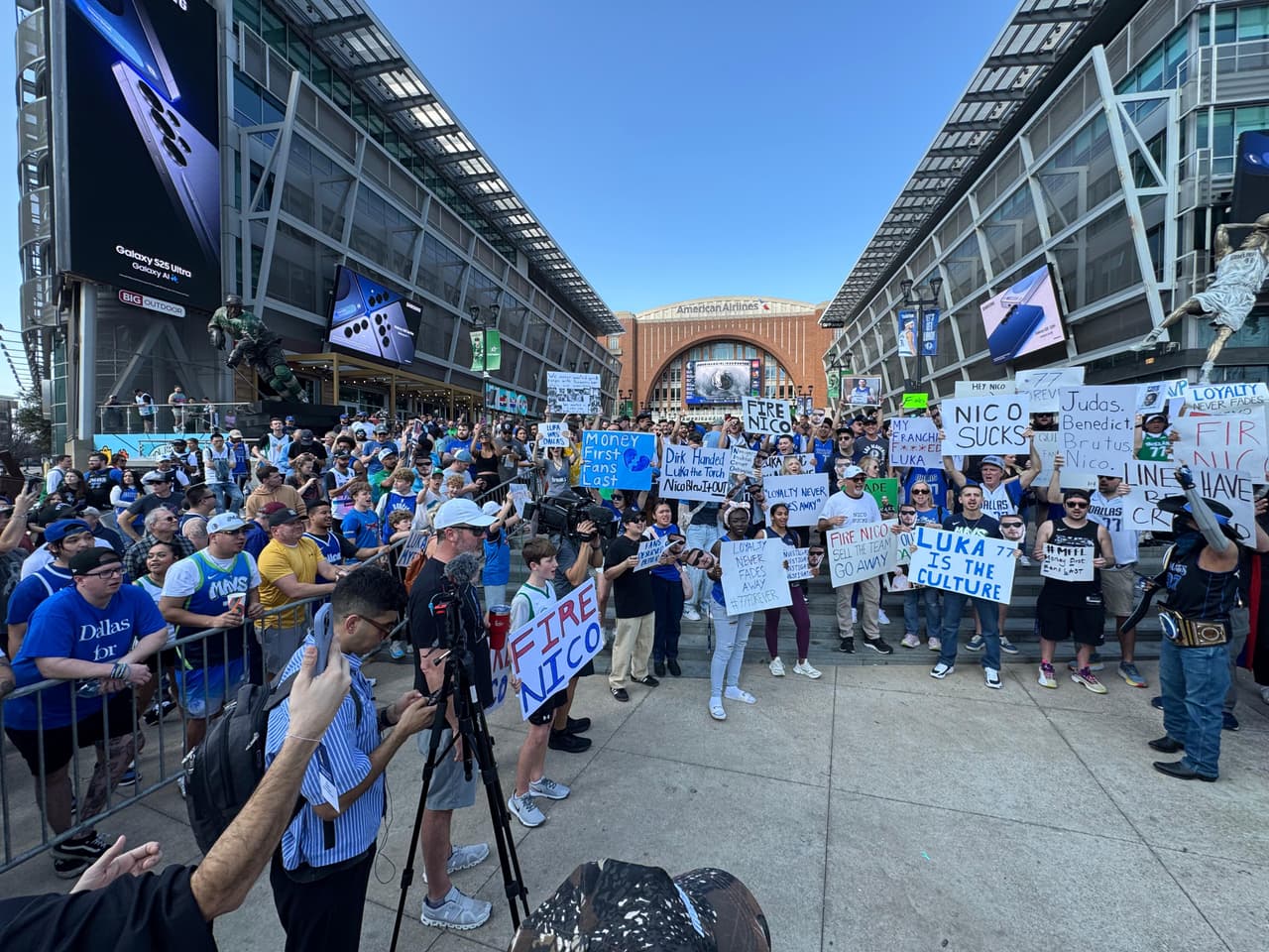 Una decena de fanáticos se reunieron esta tarde afuera de la casa de los Mavs.