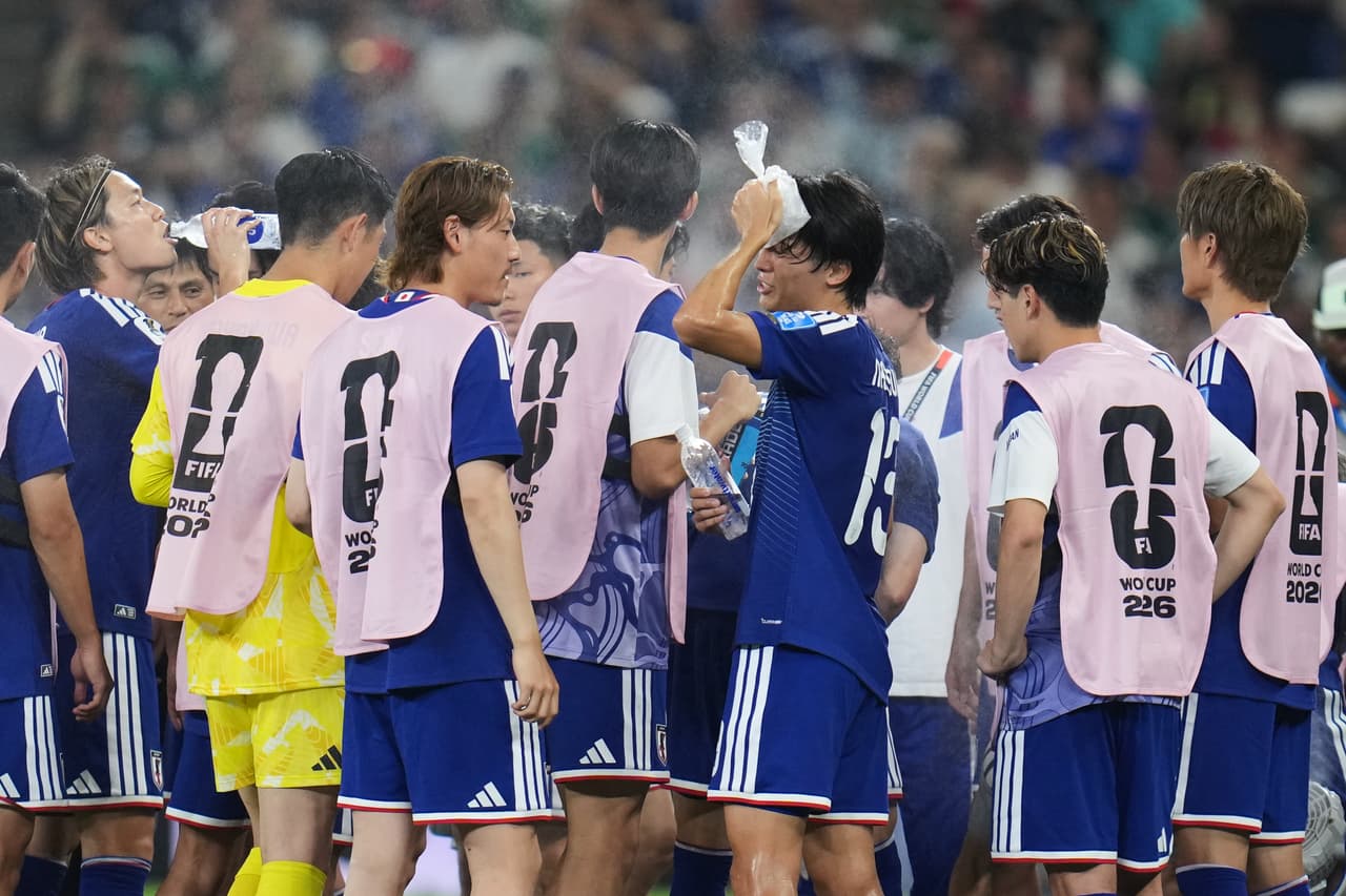Los jugadores de Japón se refrescan durante la pausa para hidratación en el partido de fútbol del Grupo F de la Copa Mundial contra Túnez en Guadalupe, cerca de Monterrey, México, el sábado 20 de junio de 2026.