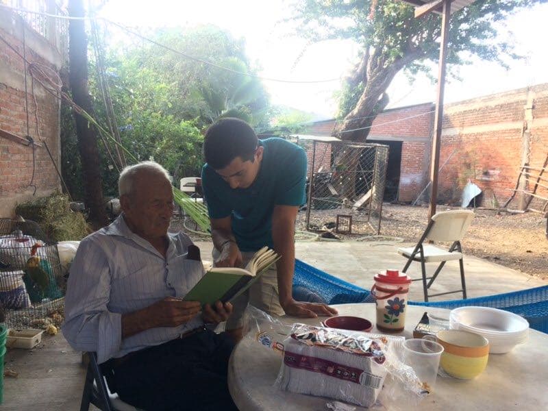 José Prado y su nieto Daniel José Navarrete Prado en Michoacán en 2018.