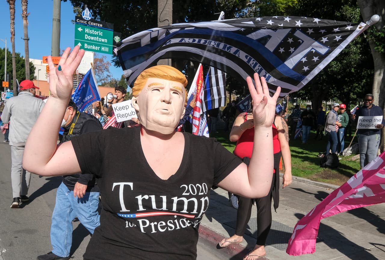 Simpatizantes de Trump agreden a una mujer afroestadounidense en Los Ángeles