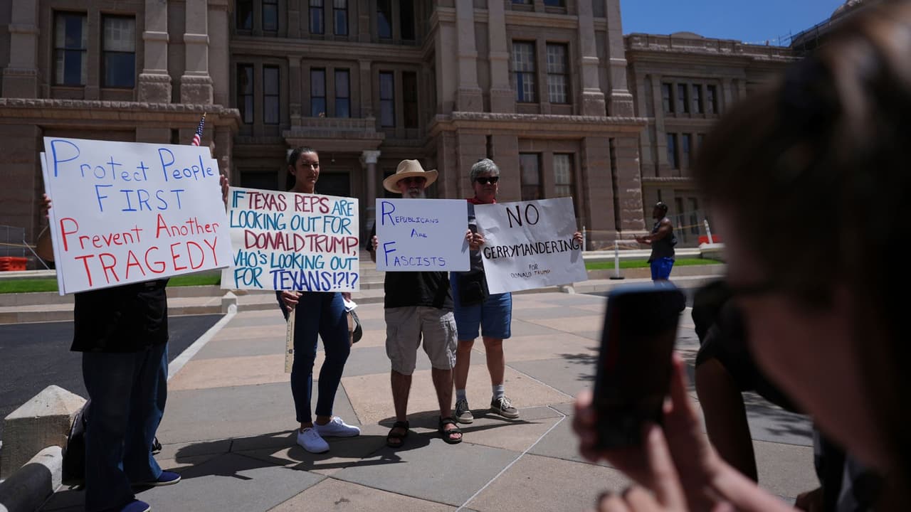 <h3 class="cms-H3-H3">Voces que exigen otras prioridades</h3>
<br>
<br>El mismo día que inició la sesión especial, 
<b>decenas de manifestantes se reunieron frente al Capitolio de Texas</b> en Austin con pancartas y consignas. Entre ellos había 
<b>activistas, familias afectadas por las inundaciones y organizaciones civiles</b> que criticaron que el gobernador 
<b>Greg Abbott esté enfocando la agenda en temas políticos </b>como el aborto o el rediseño de distritos, en lugar de 
<b><a href="https://www.univision.com/local/san-antonio-kwex/condado-kerr-texas-inundaciones-camp-mystic-desaparecidos" target="_blank">priorizar la recuperación tras la tragedia del Hill Country</a>.</b> 
<br>
<br>“La gente necesita ayuda, no más divisiones”, leía uno de los carteles. La protesta fue pacífica, pero dejó claro que para muchos texanos, incluidos miembros de la comunidad hispana, 
<b>las verdaderas urgencias no están recibiendo la atención que merecen.</b>