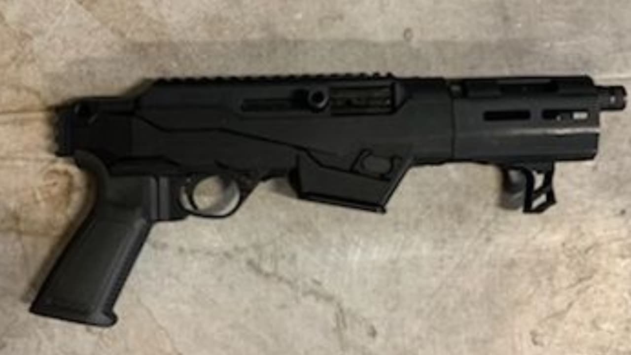 Agentes de la estación Casa Grande asistieron al sheriff del condado Pinal con una parada de vehículos cerca de Eloy, Arizona, y determinó que el conductor ciudadano estadounidense estaba traficando con siete inmigrantes. Del vehículo se incautó una pistola cargada.