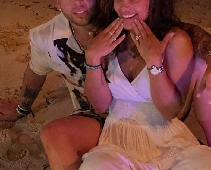 Vicente compartió las mismas fotografías y agregó este mensaje: "El que me conoce sabe que hoy es un día muy especial por muchas cosas. En especial este momento, mi amor que más puedo pedir. Gracias por decir que ¡Sí!". 
<br>