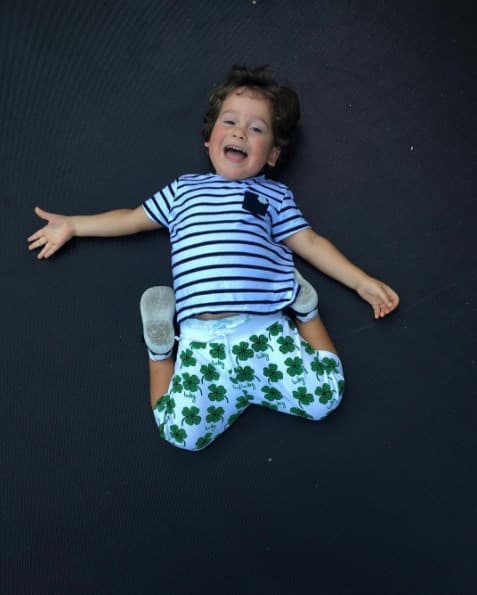 Bruce dejó de ser un bebé, ahora es un niño hermoso y muy juguetón.