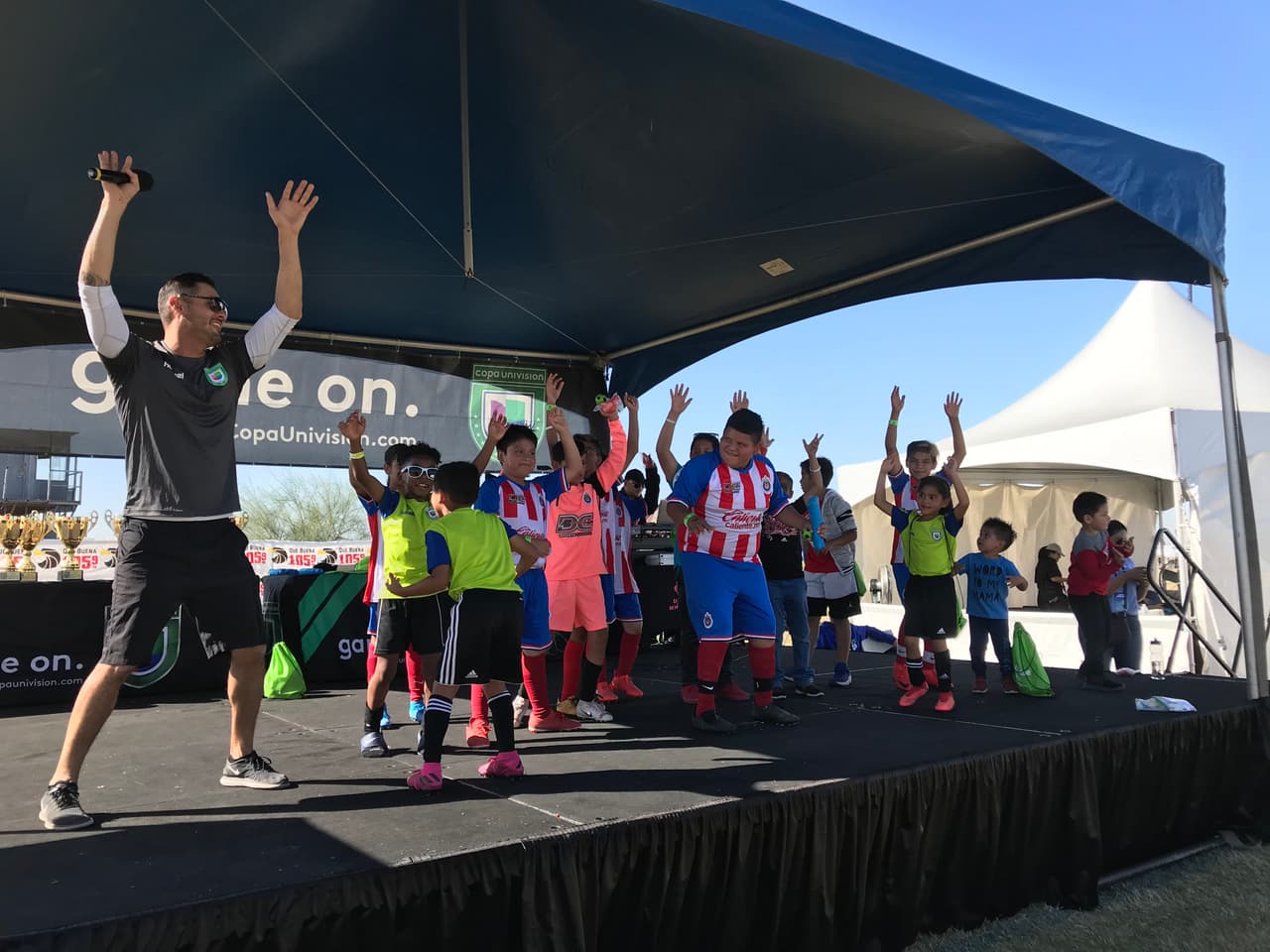 Niños bailan al ritmo de la música.