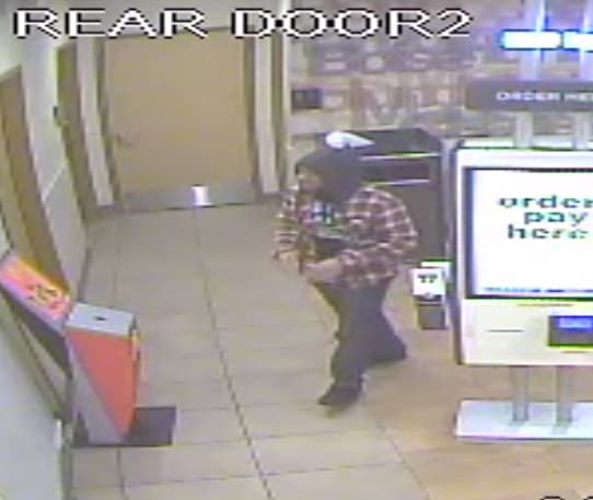 Estas son tomas de pantalla de una cámara de seguridad reveladas por la policía.