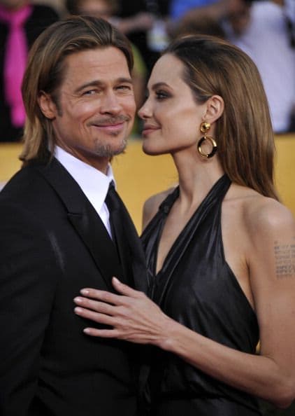 Pitt y Jolie se conocieron durante la grabación de la cinta “Mr. & Mrs. Smith” y los rumores de su romance se corrieron por todo Hollywood. Como de costumbre la pareja negó las acusaciones, pero a pocos meses Brad y Jennifer anunciaron su divorcio.