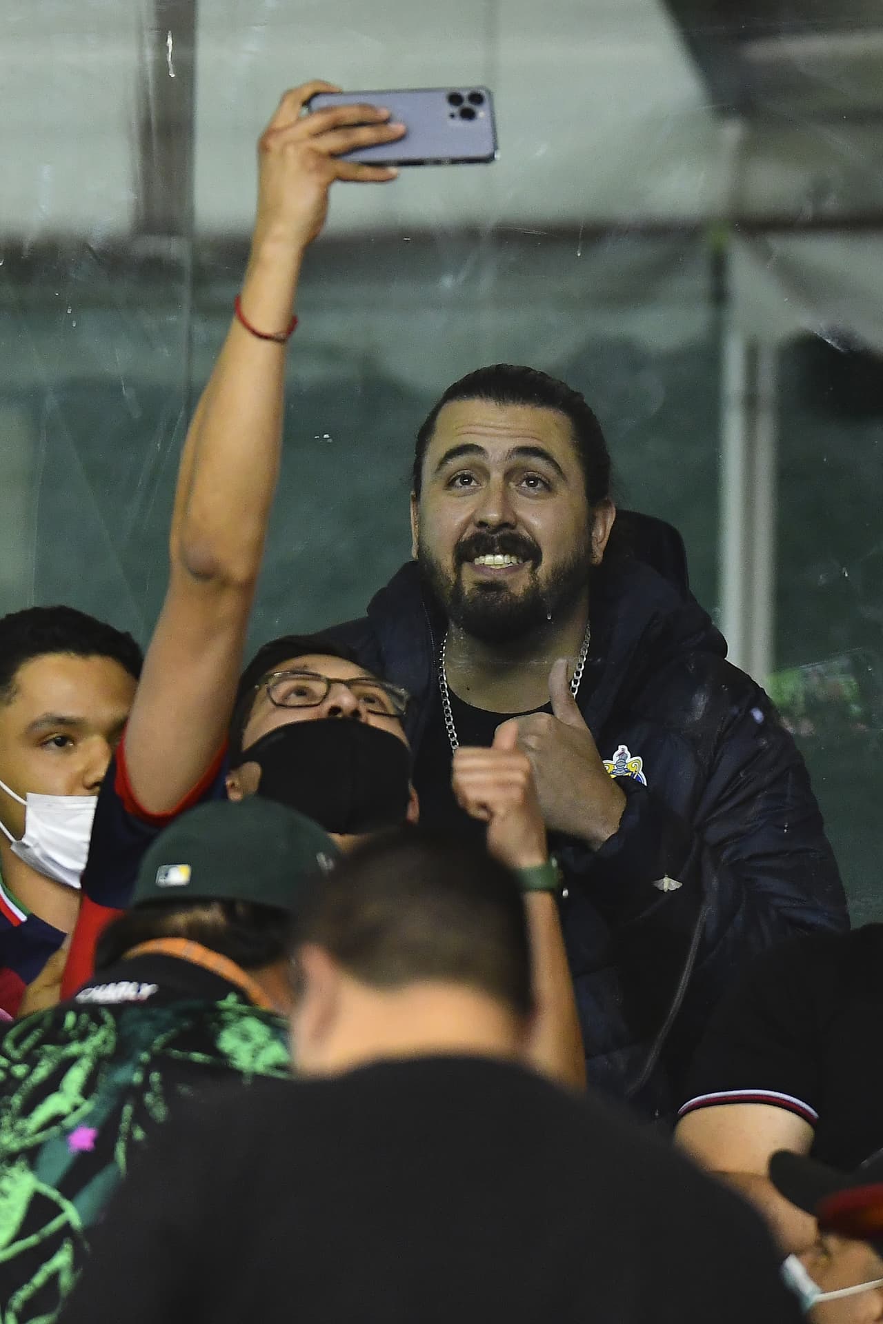 Amaury Vergara, propietario del club tapatío, atendía a algunis aficionados.