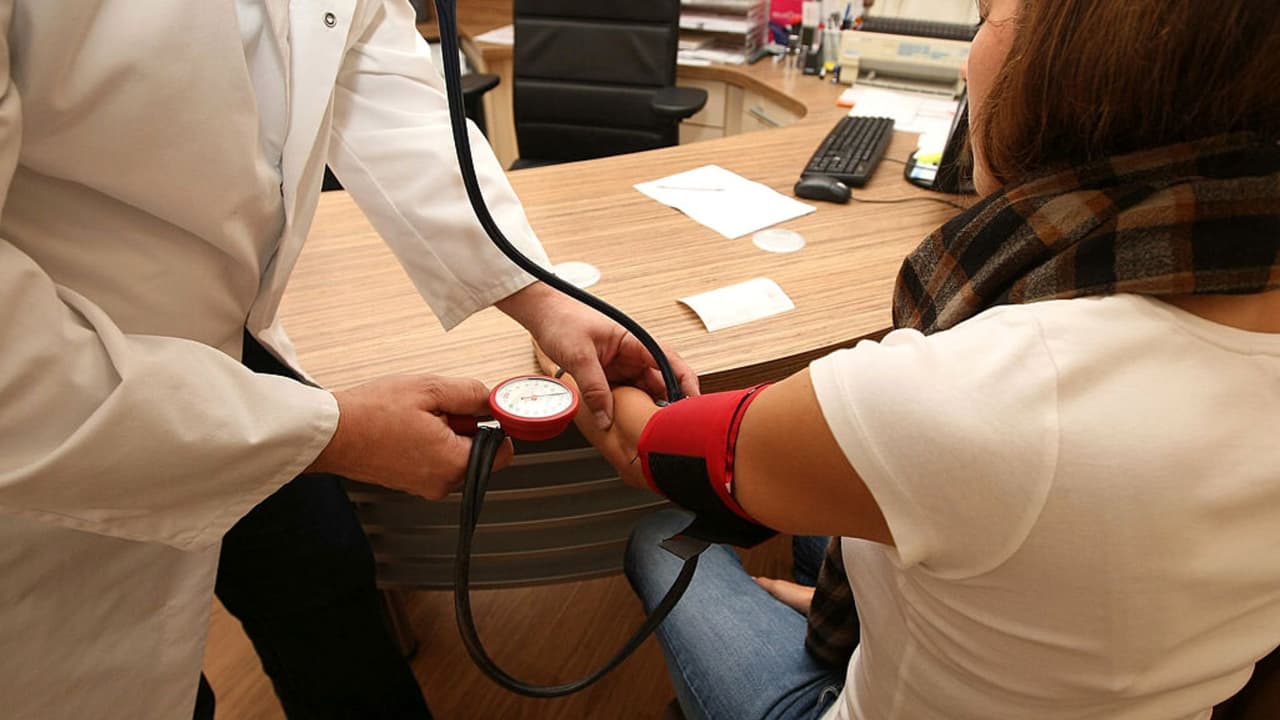 Familias de Florida se quedan sin Medicaid luego de finalizar la protección de cobertura de emergencia 