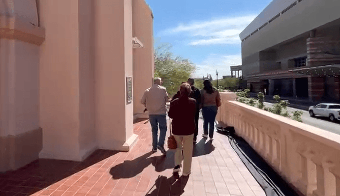 Feligreses acudieron desde antes del mediodía al templo, a pedir por el 
<b>descanso eterno del máximo dirigente de la Iglesia Católica</b>.