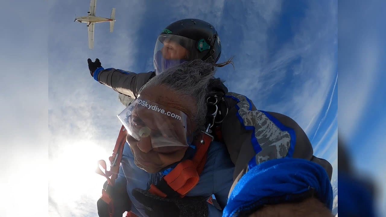 A los 102 años cumple el deseo de toda su vida: lanzarse en paracaídas